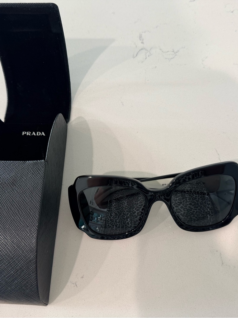 🎉🍾❤️ Authentic 🎊💯🩷Prada Black and White Oversized Women's Sunglasses